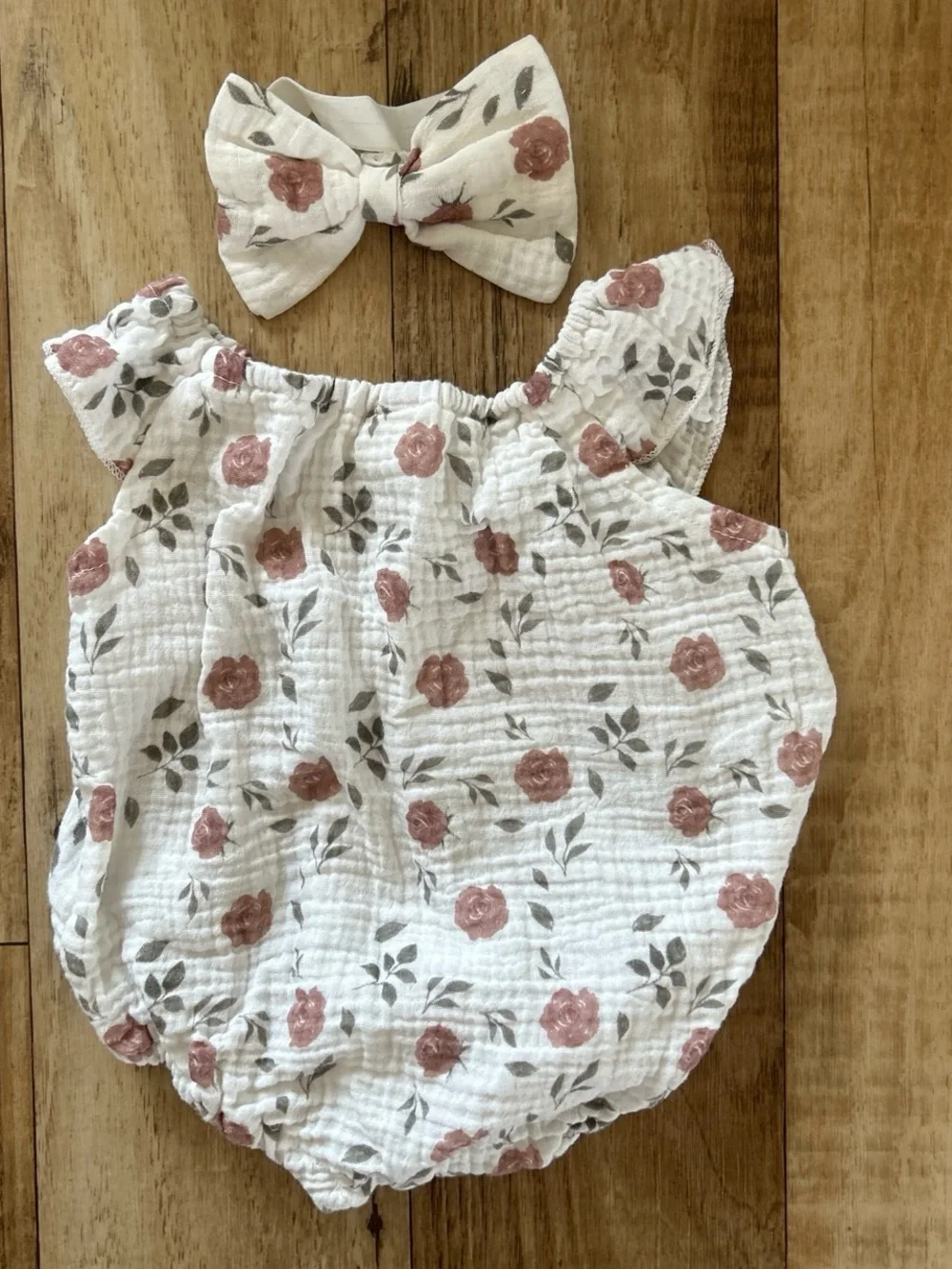 SHEIN White Baby Muslin Romper with Dusty Rose Floral Print size 1-3 months